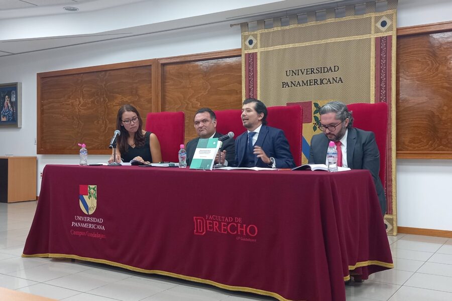 De izquierda a derecha: la Dra. Alejandra López García , el Dr. Jorge Eduardo Medina Villanueva, elDr. Daniel Alejandro Castillo y el Mtro. Fernando Zepeda Estrada