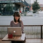mujer trabajando con pc